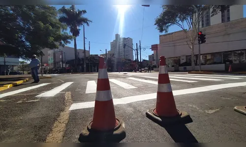 Pintura de faixas desvia tráfego no centro de Apucarana