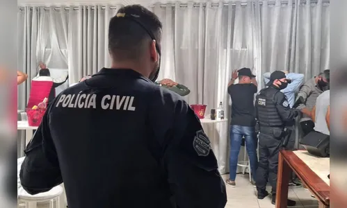 Polícia prende 11 pessoas que participavam de festa no PR