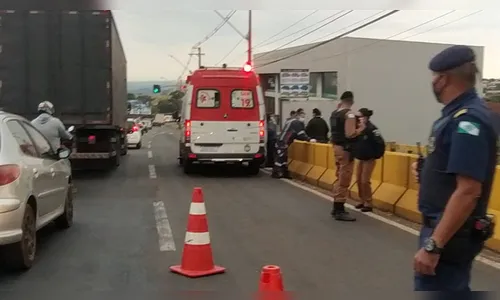 Populares evitam que homem pule de viaduto; veja