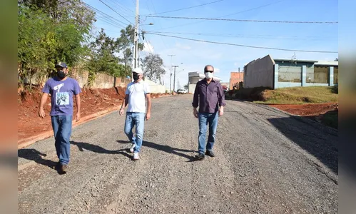 Prefeito Carlos Gil vistoria obras de na Av. Brasil