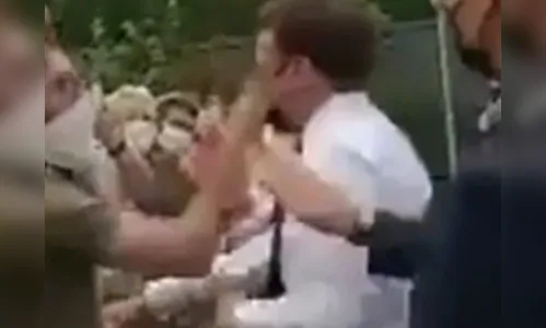 Presidente da França leva tapa na cara em visita; Veja vídeo