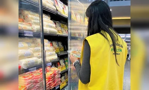 Procon apreende 400 itens vencidos em supermercado; assista