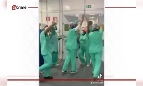 Profissionais de hospital comemoram fechamento de UTI Covid