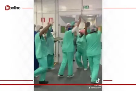 Profissionais de hospital comemoram fechamento de UTI Covid