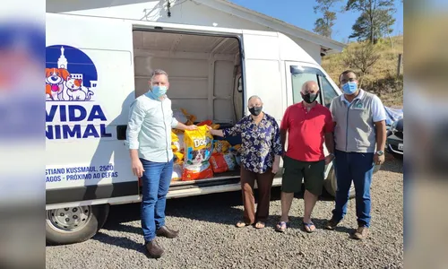 Protetores independentes recebem ração para animais