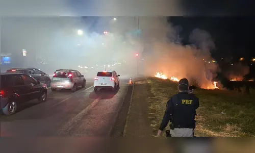 Incêndio mobiliza PRF em trecho urbano da BR 369; assista