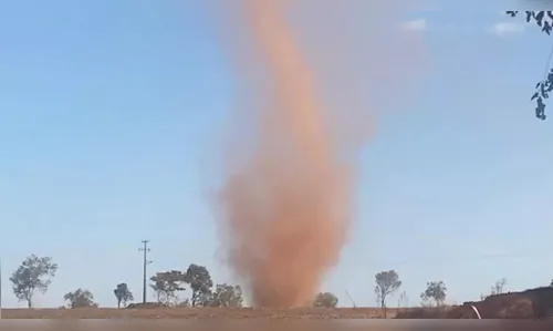 Redemoinhos de poeira são registrados no Paraná; vídeo
