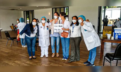 Renata Vasconcellos e irmã gêmea são vacinadas no RJ