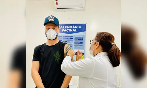 Rodrigo Hilbert é vacinado e web brinca: 