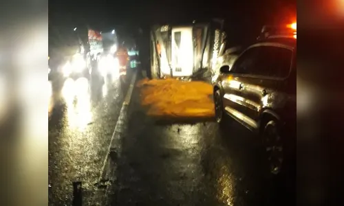 Saqueadores tentam furtar carga de carreta tombada