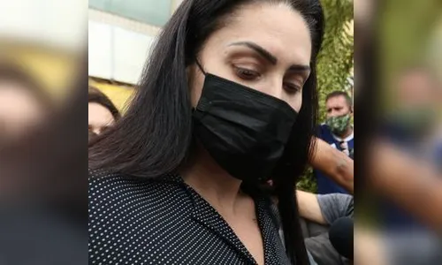 Sem autorização Monique Medeiros não vai ao enterro do pai
