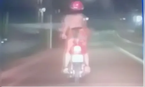 Seminua, motociclista se exibe em vídeo em noite de frio