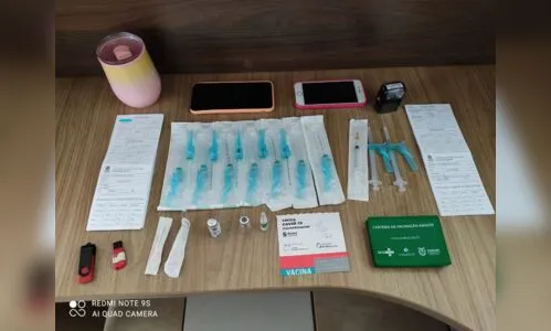 Servidor que permitiu voluntária na vacinação é afastado