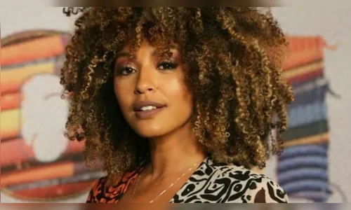 Sheron Menezzes paga mico ao se vacinar contra covid; Veja