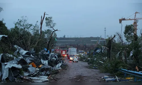 Tornados matam 12 pessoas e ferem centenas na China