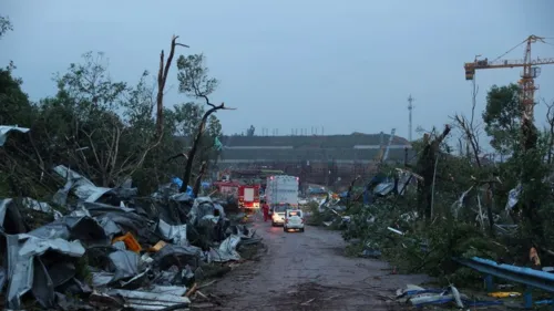 Tornados matam 12 pessoas e ferem centenas na China