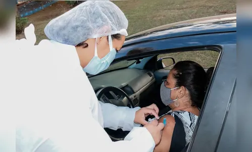 Trabalhadores da educação começam a ser vacinados na terça