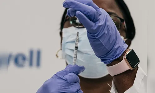 Trabalhadores da educação recebem vacina nesta quinta-feira