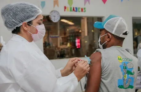 Trabalhadores da limpeza pública e da Cocap são vacinados