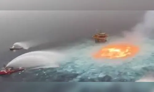 Vazamento de oleoduto causa incêndio no mar do Golfo; Veja