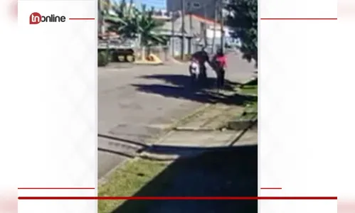Vídeo mostra motociclista passando a mão em mulher no PR