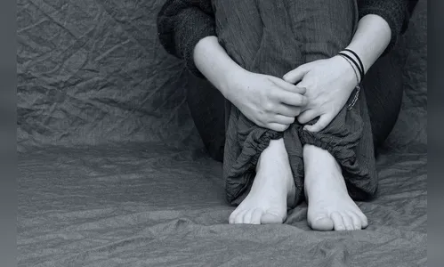 Vizinho para menina de 11 anos na rua e mostra fotos pelado