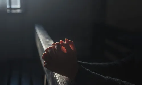 Vizinho se irrita com barulho de igreja e atrapalha culto