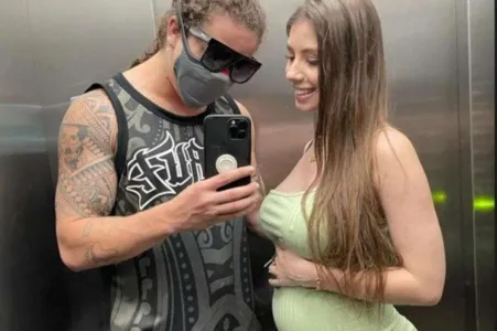 Whindersson e noiva fazem tatuagem em homenagem ao filho