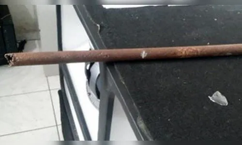 Homem ameaça matar mulher com barra de ferro