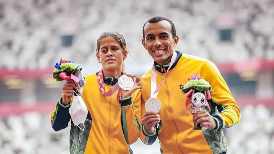 A atleta Thalita Simplício exibe a medalha de prata ao lado do seu guia, Felipe Veloso