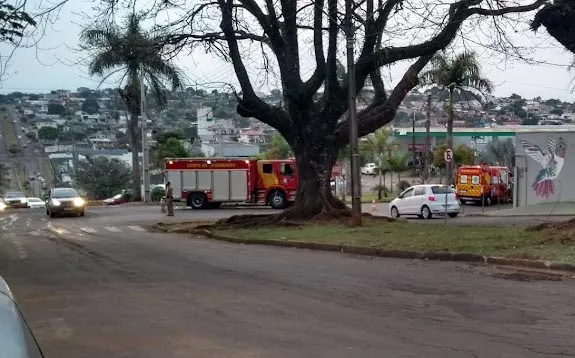 Acidente foi no cruzamento da Av. Paraná com Av. Aparício Cardoso Bitencourt 