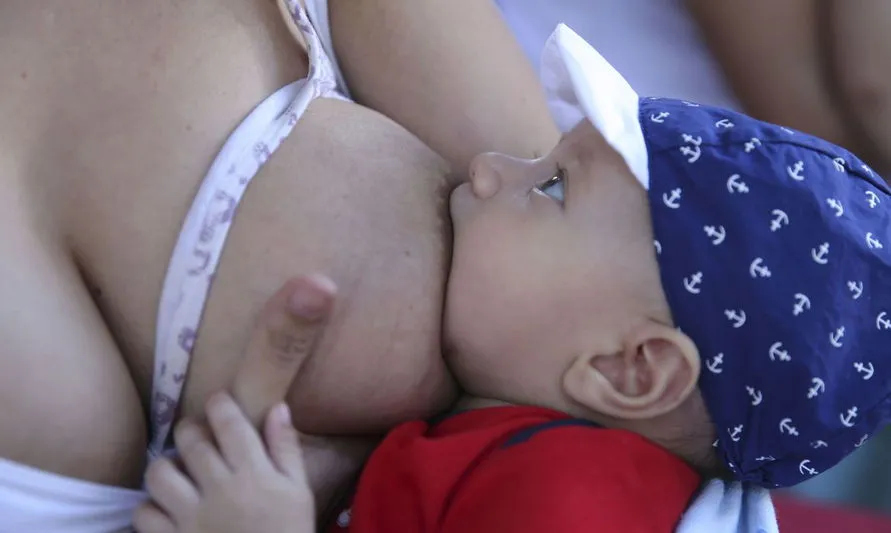 Anticorpos contra covid podem passar para bebês pelo leite