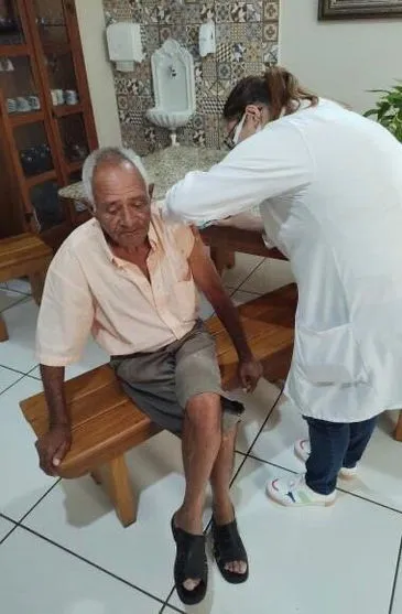 Arapongas antecipa vacinação nos idosos de lares permanentes