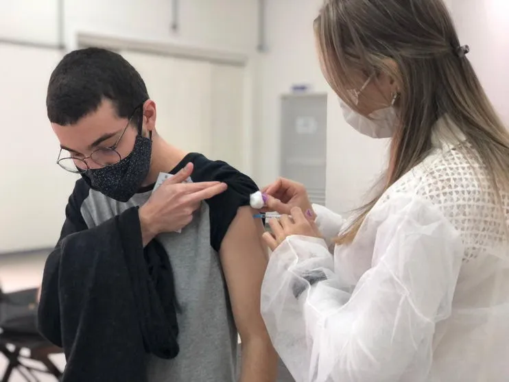 Arapongas anuncia vacinação para público com 18 anos