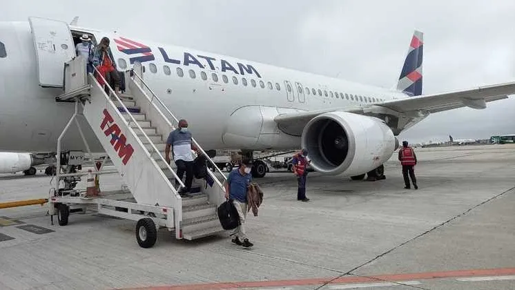 Avião colide com ave e solta chamas durante decolagem; vídeo