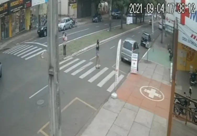 Avô e neta são atropelados na faixa de pedestres; Vídeo
