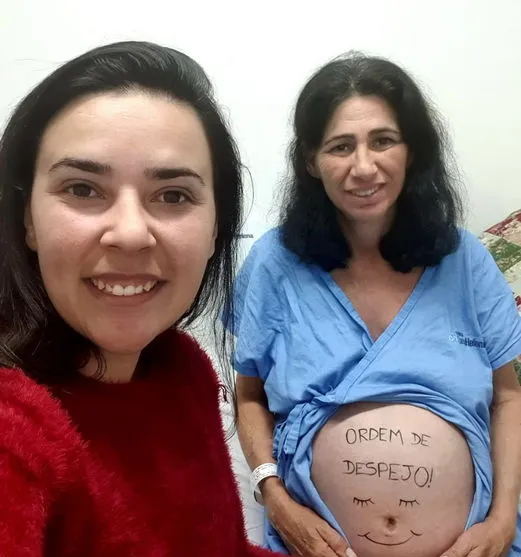 Barriga solidária: nasce bebê gerado pela avó