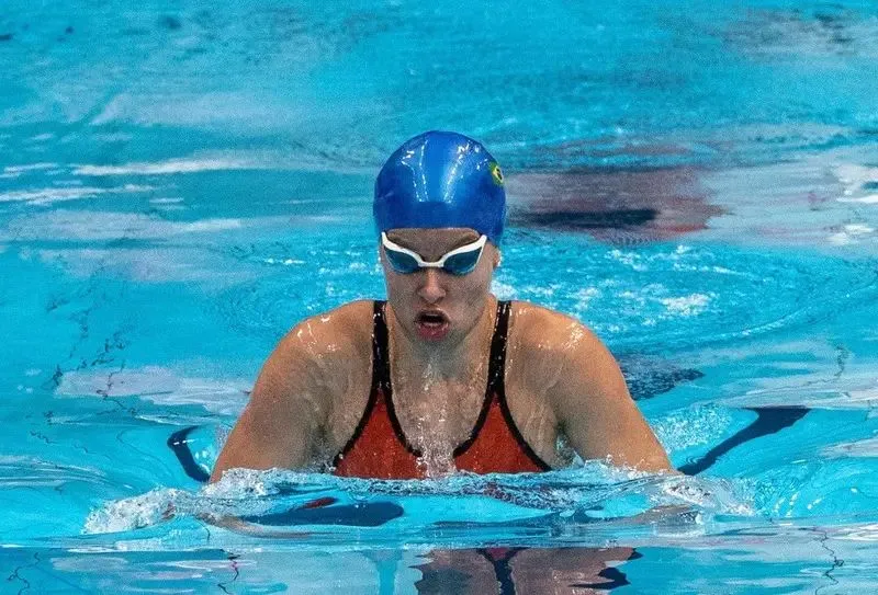 Beatriz Carneiro, de Maringá, é bronze na natação em Tóquio