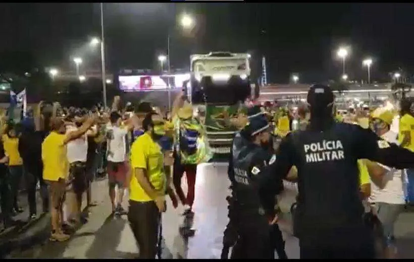 Bolsonaristas passam por bloqueio e invadem Esplanada