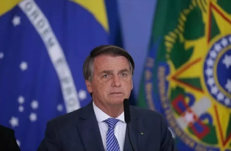 Bolsonaro diz que excesso de professores atrapalha