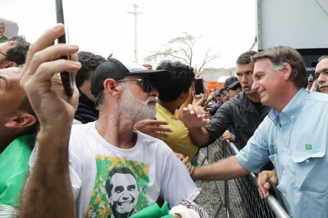 Bolsonaro faz críticas a quem atua "fora das 4 linhas"