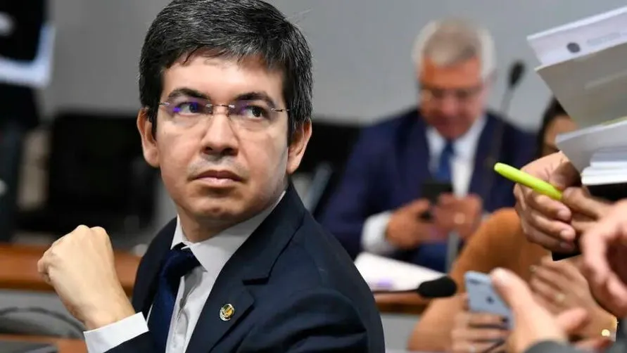CPI aprova convocação de ex-mulher de Bolsonaro