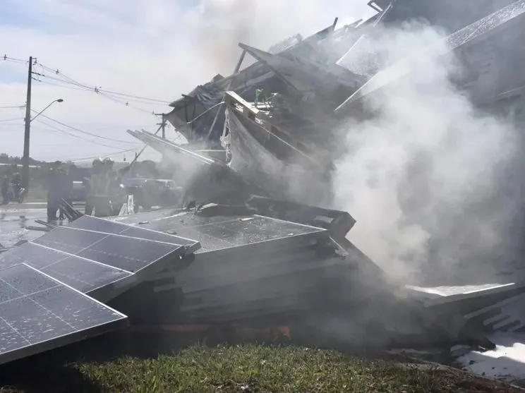 Carreta carregada com placas solares pega fogo no PR; vídeo