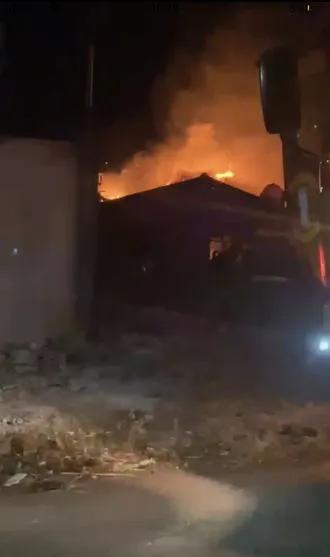 Casa abandonada pega fogo no Jardim América; Vídeo