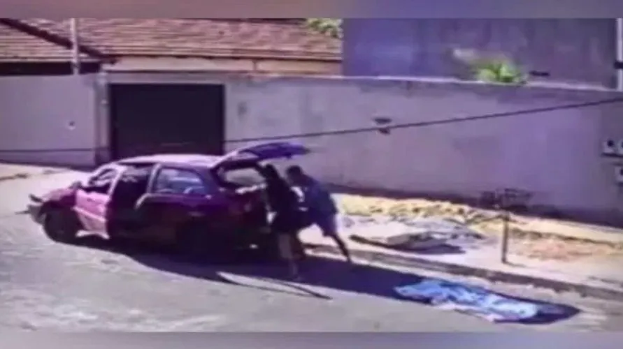 Casal é flagrado abandonando cadáver na rua; vídeo