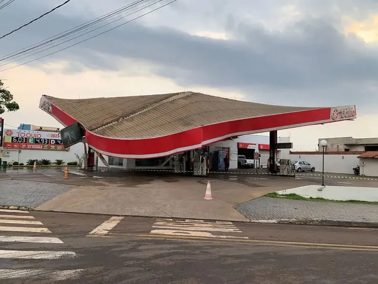 Cobertura de posto é derrubada com temporal em Maringá