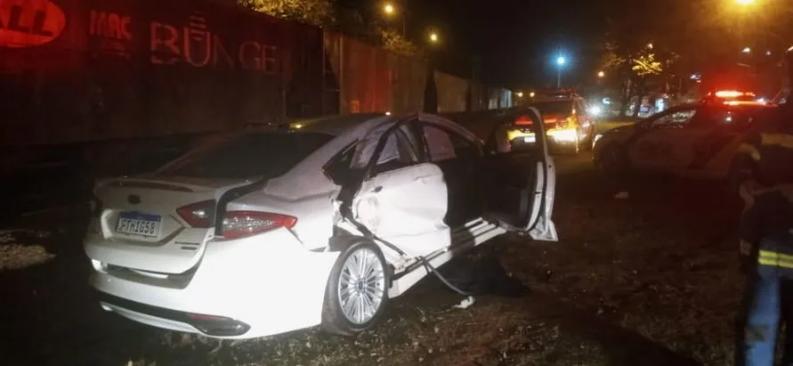 Colisão entre carro e trem deixa dois feridos em Arapongas