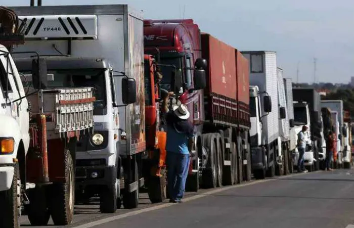 Com alta do diesel, caminhoneiros cogitam greve