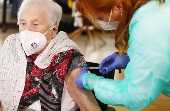 Covid: enfermeira vacina 8,6 mil idosos com solução salina