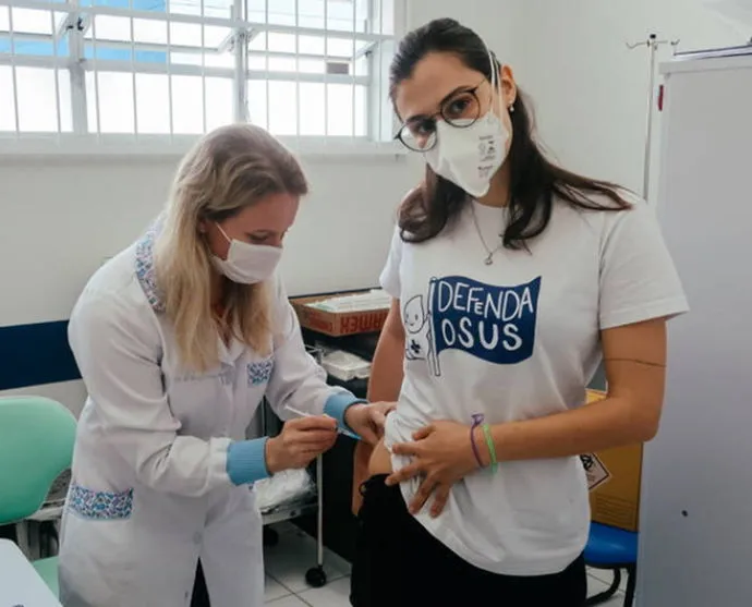 Em Joinville, vacina contra a Covid-19 é aplicada no bumbum